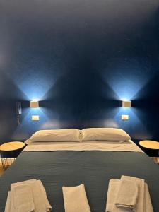 een blauwe kamer met een bed met twee handdoeken erop bij Hotel Sylva in Cattolica +22 foto's