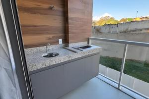 un bagno con lavandino e finestra di Unique a Viçosa Altre 52 foto