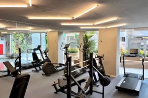 una palestra con tapis roulant e attrezzature cardio in un edificio di Unique a Viçosa