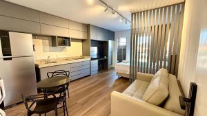 un soggiorno con un divano e un tavolo di Unique a Viçosa