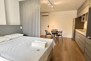 una camera da letto con un letto e un tavolo con sedie di Unique a Viçosa