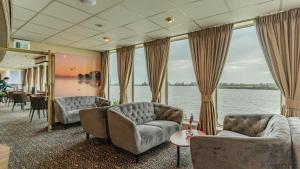 Udsigt til en flod der løber i nærheden af hotellet