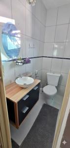 un bagno con lavandino e WC di Chalé Valen a Rio de Janeiro