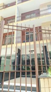 eine Außenansicht eines Gebäudes mit Säulen in der Unterkunft Village in Viçosa