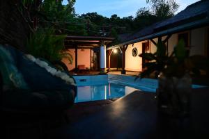 Bazén v ubytování Hotel Les Boucaniers nebo v jeho okolí