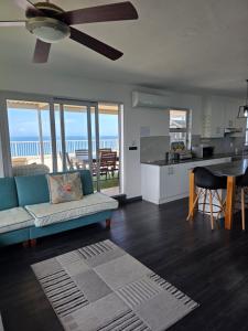 Kuchyň nebo kuchyňský kout v ubytování 92 Camarque - 3 Bedroom Apartment In Umdloti - 180 Degree Sea Views