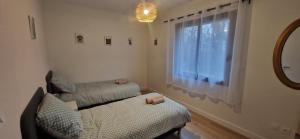 Giường trong phòng chung tại Accords Pyrénées - Vue Pyrénées - Piscine et spa - classé 4 étoiles +31 ảnh