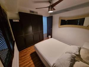 a bedroom with a bed and a ceiling fan at La mejor ubicación Condomar 133 in Puerto Vallarta