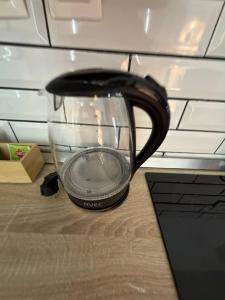 Ein schwarzer Becher steht auf der Küchentheke. in der Unterkunft Qulity Hayati Alexandroupolis in Alexandroupoli