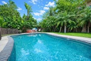 Swimmingpoolen hos eller tæt på Rainforest Villa 4 Bedroom PoolSpa Walk2Disneyland + 38 billeder