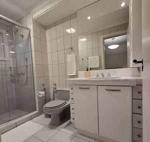 un bagno con wc, doccia e lavandino di Residencial Seidl Gramado a Gramado