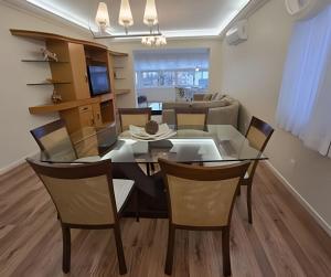 una sala da pranzo e un soggiorno con tavolo e sedie di Residencial Seidl Gramado a Gramado Altre 21 foto