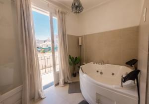 Et badeværelse på Hotel Boutique Las Hortensias + 3 billeder