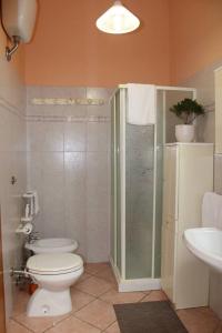 een badkamer met toilet, douche en wastafel bij Villetta AmaMare in Torre Lapillo
