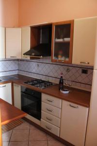 een keuken met een fornuis en een aanrechtblad bij Villetta AmaMare in Torre Lapillo