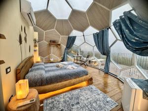 En eller flere senge i et værelse på The Land Before Time - Quad & Saddle Retreats