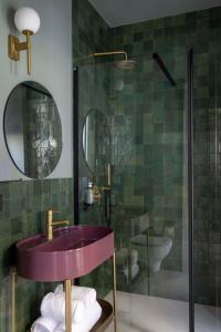 een badkamer met een paarse wastafel en een douche bij Ikonik Jean Médecin in Nice +30 foto's