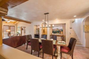 ein Esszimmer mit Tisch und Stühlen in der Unterkunft Santa Fe Downtown Corner Courtyard @ El Corazon de Santa Fe in Santa Fe