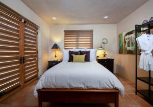 ein Schlafzimmer mit einem großen Bett und einem Fenster in der Unterkunft Santa Fe Downtown Corner Courtyard @ El Corazon de Santa Fe in Santa Fe