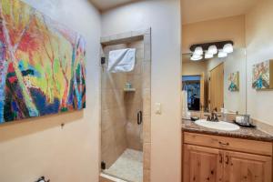 ein Badezimmer mit Dusche und Waschbecken in der Unterkunft Santa Fe Downtown Corner Courtyard @ El Corazon de Santa Fe in Santa Fe