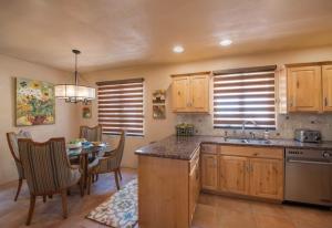 eine Küche und ein Esszimmer mit Tisch und Stühlen in der Unterkunft Santa Fe Downtown Corner Courtyard @ El Corazon de Santa Fe in Santa Fe