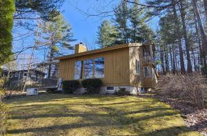una piccola casa in mezzo a un cortile di Leelanau Pines a Suttons Bay