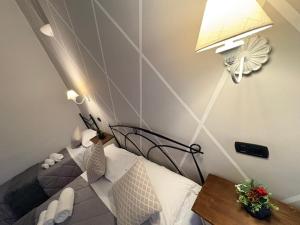 une chambre avec deux lits, une lampe et une table dans l'établissement Dimora di Acanto - Lecce, à Lecce 33 autres photos