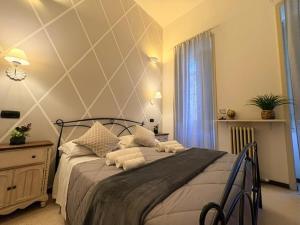 une chambre avec un grand lit avec des serviettes dessus dans l'établissement Dimora di Acanto - Lecce, à Lecce