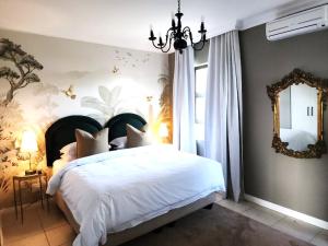 Postel nebo postele na pokoji v ubytování Luxury Seabreeze Villa with private pool and views