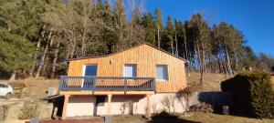 uma casa com uma varanda na lateral em Chata POD HOUBOVÝM VRCHEM em Horní Planá