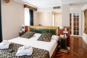a hotel room with two beds in a room at Soho Boutique Salamanca in Salamanca