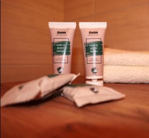 Twee handdoeken en twee producten liggen op een tafel. bij Landhaus Meine Auszeit in Bodenmais