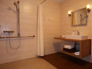 een badkamer met een wastafel en een douche bij Landhaus Meine Auszeit in Bodenmais
