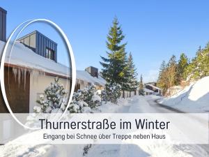 een beeld van een huis bedekt met sneeuw bij SONNENSEITE Schonach - Für Paare und Ruhesuchende - Private Infrarotsauna - 2 SZ - Küche mit Spülmaschine und Mikrowelle - 300 m zum Waldrand - Parkplatz direkt am Haus in Schonach