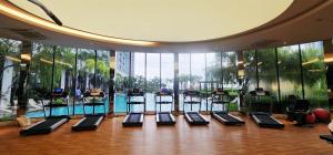 吉隆坡Trion Signature Luxe Suites KL的大楼内带有一排跑步机的健身房