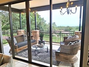 Balkón nebo terasa v ubytování Luxury Seabreeze Villa with private pool and views