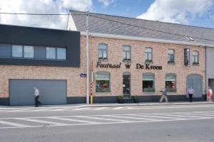 a brick building on the corner of a street at Feestzaal De Kroon in Diksmuide