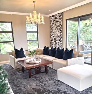 Posezení v ubytování Luxury Seabreeze Villa with private pool and views