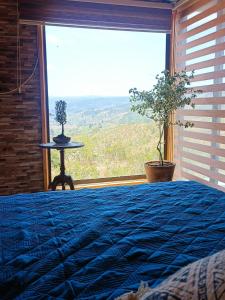 Giường trong phòng chung tại Palafitos Tunquén