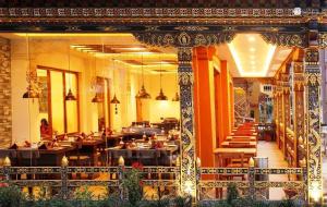 帕罗Penchu Boutique Hotel的建筑物内有桌椅的餐厅