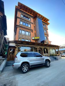 帕罗Penchu Boutique Hotel的停在大楼前的银制水槽