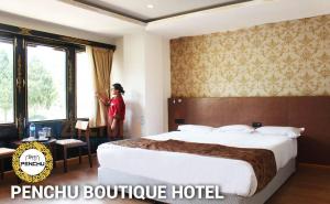 帕罗Penchu Boutique Hotel的一位妇女站在酒店带床的房间