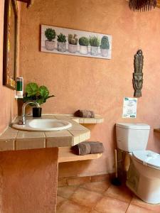 ein Badezimmer mit Waschbecken und Toilette in der Unterkunft Apartamento Boruca Tamarindo in Tamarindo
