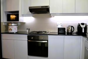 Køkken eller tekøkken på Bentley Luxury Suite - ON320 Colombo 02