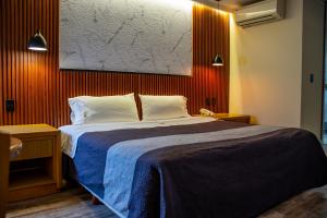 een slaapkamer met een groot bed met een rode muur bij Hotel Lord in Mexico-Stad +32 foto's