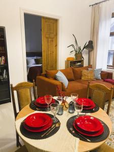 einen Tisch mit roten Platten im Wohnzimmer in der Unterkunft SecondHomeViljandi Apartment in Viljandi