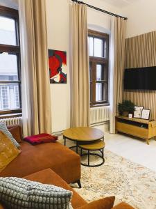 ein Wohnzimmer mit Sofa und Tisch in der Unterkunft SecondHomeViljandi Apartment in Viljandi