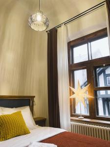 een slaapkamer met een bed en een raam met een ster bij SecondHomeViljandi Apartment in Viljandi +11 foto's