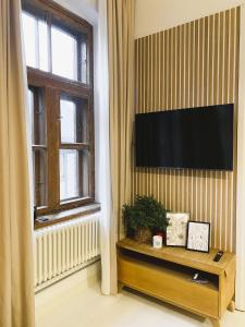 ein Wohnzimmer mit Fernseher und Fenster in der Unterkunft SecondHomeViljandi Apartment in Viljandi + 10 Fotos