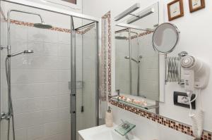 y baño con ducha, lavabo y espejo. en Beach Apartment M&B, en Las Palmas de Gran Canaria